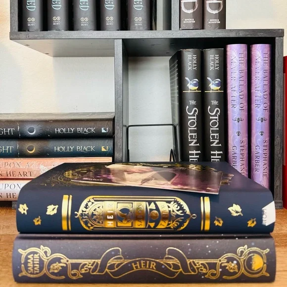 Fairyloot Exclusive Edition HEIR by Sabba Tahir - Picture 14 of 14